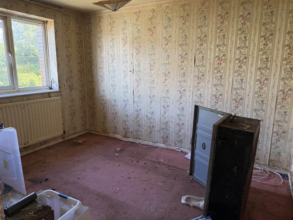 Lot: 25 - TERRACE HOUSE FOR REPAIR AND REFURBISHMENT WITH GARAGE - Second bedroom